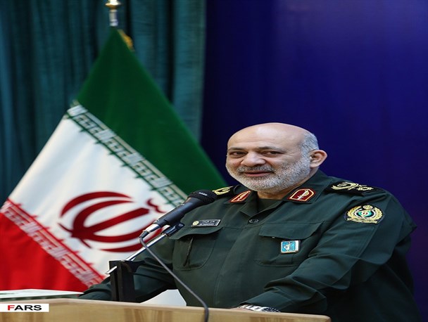 دشمن می‌خواهد ما از سلاح‌های خود غافل شویم