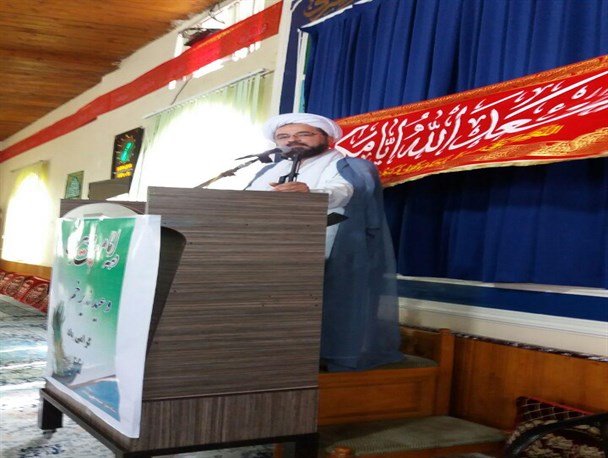 یکی از وظایف ائمه جمعه، ورود در مسائل سیاسی روز است