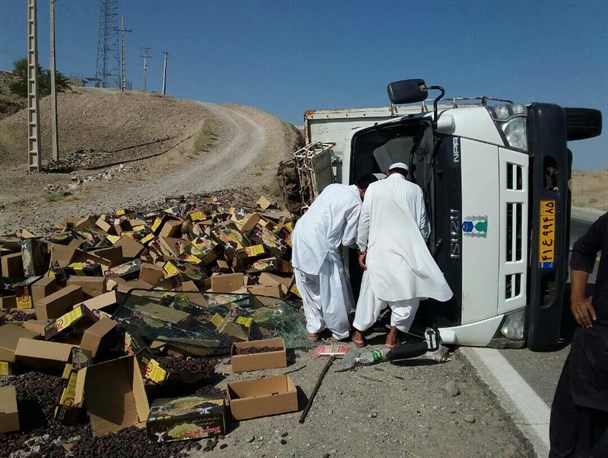 واژگونی کامیون حامل بار خرما در محور خاش به ایرانشهر دو مجروح برجای گذاشت