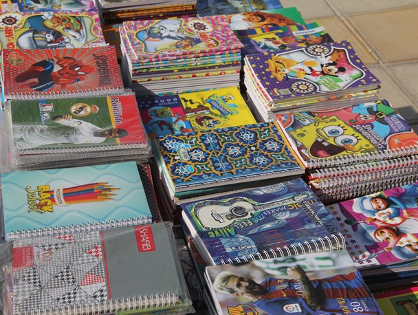 جولان الگوهای بیگانه غربی در خیابانهای شهر/ وقتی والدین و دانش آموزان برای یافتن تصاویر میهنی به زحمت می افتند