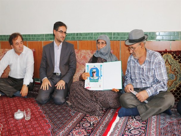 دیدار مدیرکل بنیاد شهید از پنج خانواده معظم شهدا در شهرستان پارس آباد + تصاویر