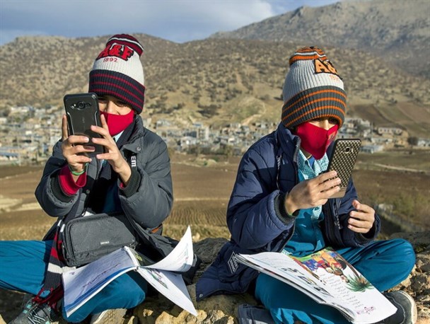 پناه بردن دانش آموزان لنده ای به کوهستان برای رسیدن به چندمگابایت اینترنت!+تصاویر