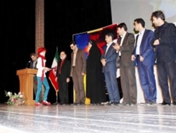 گروه تئاتر نیر جایزه بهترین بازیگر نقش اول زن و برترین بازیگر خردسال را کسب کرد