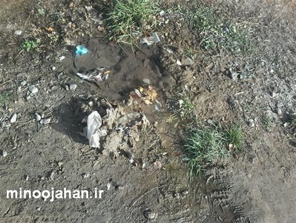 ترکیدگی لوله های آب همچنان در منوجان بیداد می کند