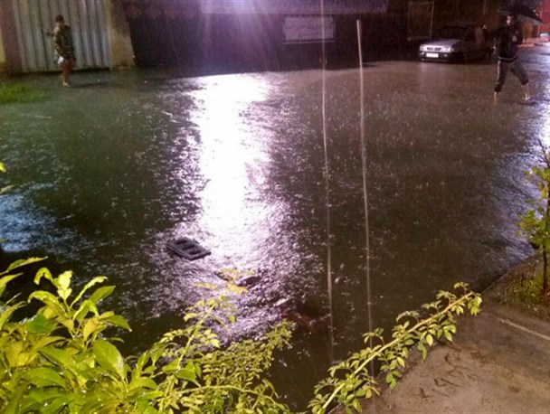 آب‌گرفتگی معابر در نوشهر+فیلم