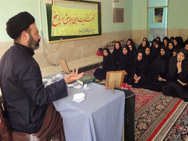 جلسه پرسش و پاسخ دینی در مدارس گیلانغرب برگزار شد+ تصاویر