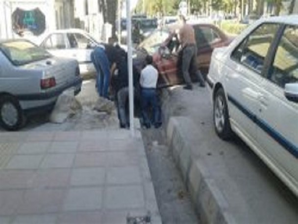 خیابان چمران یاسوج؛ خودروهایی که به دام جدول می افتند