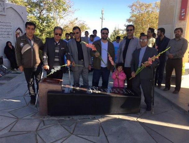 غبار روبی گلزار شهدا توسط ورزشکاران جانباز و معلول همدانی+تصاویر