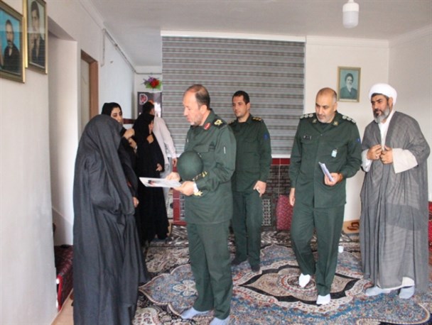 دیدار فرمانده سپاه شهداء با خانواده شهید کریم یزدانی در شاهین دژ