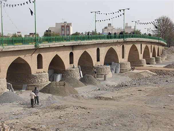 پل تاریخی «ورگان» فلاورجان بازسازی می شود/ اجرای نورپردازی همزمان در فاز سوم بازسازی