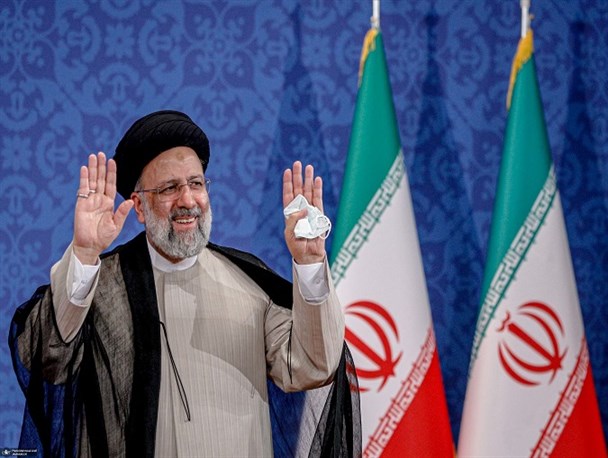 دولت جدید پاسخگو و شفاف عمل کند/ آیت الله رئیسی می‌تواند اعتماد را به جامعه برگرداند