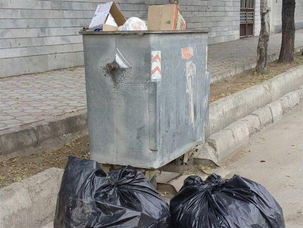 سرگردانی زباله‌ها در کوچه و خیابان شهر/ سیستم مخزن زباله‌ها در برخی نقاط قزوین مطلوب نیست