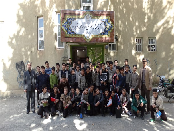دانش آموزان الیگودرز از کتابخانه عمومی امام محمد باقر(ع) بازدید کردند+تصویر