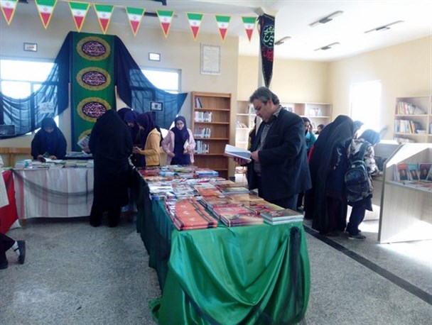 نمایشگاه کتاب در کتابخانه باقرالعلوم زرندیه