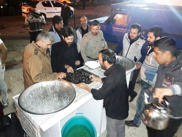 پذیرایی زایرین اربعین حسینی با انار ساوه+ تصاویر