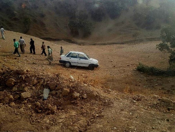 انحراف یک دستگاه پراید از جاده حادثه آفرید+تصویر