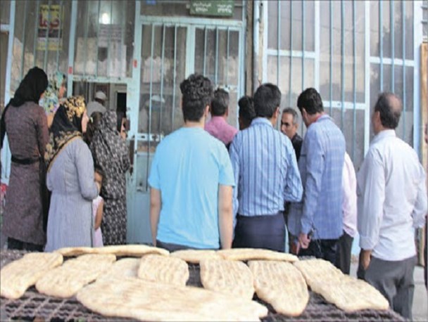وقتی نان عامل گسترش ویروس منحوس می شود؛ جولان کرونا در صف شلوغ نانوایی ها