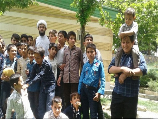 طلبه جوانی که افتخارش جذب جوانان به دین است
