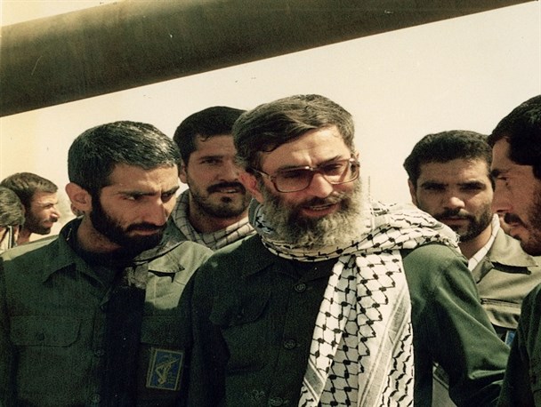 روایت روز ۲۶ آبان ماه سال ۶۶ و حضور آیت الله خامنه ای در رژه باشکوه رزمندگان همدانی
