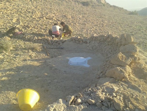 اقدام خودجوش جوانان بستکی برای تامین آب کوهنوردان در ارتفاع یک هزارمتری