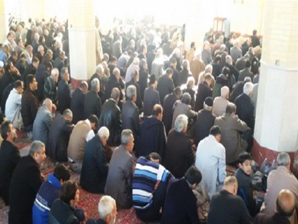 بر پایی نماز جمعه کرج و غیبت دائمی برخی از مسئولین شهری و استانی/ نماز جماعت بازدارنده از آلودگی های اقتصادی!