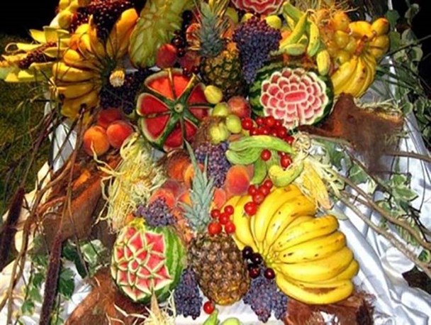 شب یلدا، آیینی سنتی غرق در تجملات/با کمی قناعت،خنده را به نیازمندان هدیه دهیم