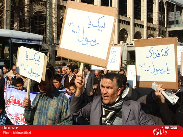 گزارش تصویری/اعتراض نمازگزاران تهرانی علیه هتاکی به پیامبر اسلام
