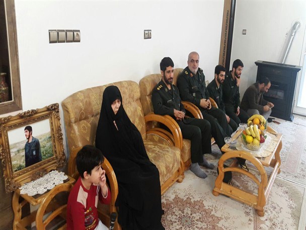 دیدار سردار عبدالله پور با خانواده شهید بهمن فاتحی