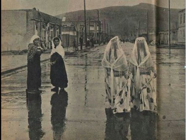 خیابانی در شهر سنندج و چند تن از زنان با لباس کُردی+عکس