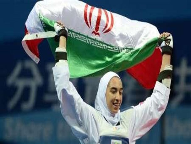 کیمیا علیزاده هدیه خود را از استاندار البرز دریافت کرد/ آموزش مدیریت فضای مجازی به ۱۴۰۰ مربی در البرز