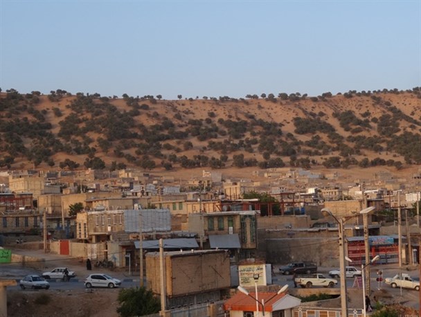 غبار کمبود مکان های فرهنگی در چشم کودکان مادوانی/پیراهنی که بر تن مادوان گشاد بود/بی تدبیری مسئولان ظلم بزرگ به مردم/ اینجا شهر است یا روستا؟+تصاویر