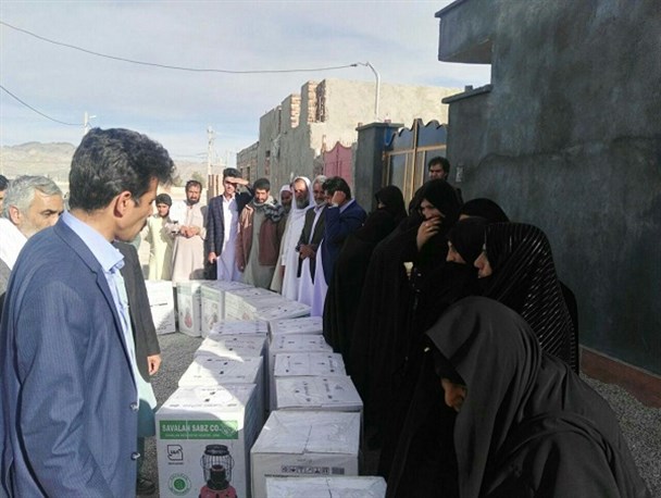 توزیع 220 چراغ نفتی بین خانواده های مددجو در میرجاوه