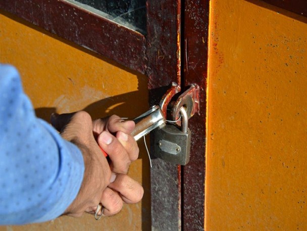 42 واحد صنفی متخلف و فاقد پروانه کسب در چابهار پلمپ شد
