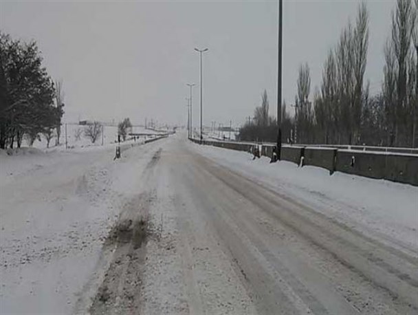 انسداد جاده‌های الیگودرز بر اثر بارش برف/ یخ‌زدگی مانع تردد خودروها شد