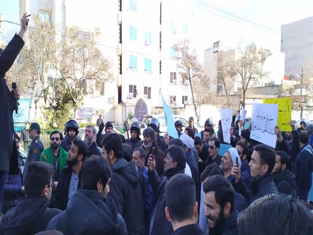 تجمع اعتراضی دانشجویان و مردم مشهد مقابل دفتر وزارت امور خارجه برگزار شد+ فیلم