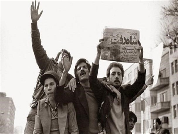 ۲۶ دی ماه؛ روزی که مأموران در همدان مجسمه شاه را پائین کشیدند/ فاتحه پهلوی با فرار شاه خوانده شد