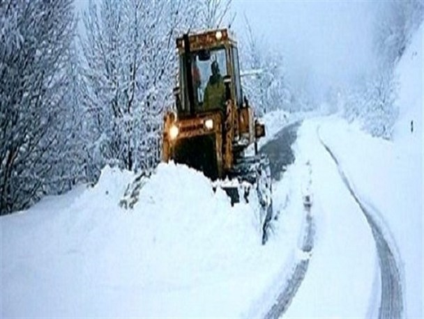 بارش برف راه ارتباطی ۵۰ روستای بروجرد را مسدود کرد