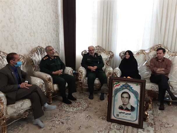 ایمان راسخ مادران شهدا آنها در صحنه های جهاد و مقاومت پیشتاز کرده است/ فرهنگ نامه ۲۲ جلدی شهدای استان مرکزی به چاپ رسید