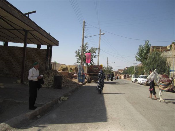 نقص روشنایی معابر روستای خرق رفع شد