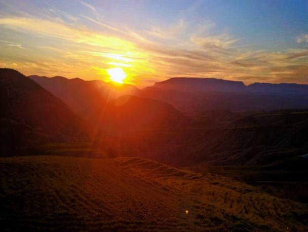 غروب زیبا در دامنه کوه بمو