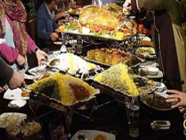 سفره های شام و نهار انتخاباتی گسترده تر شدند