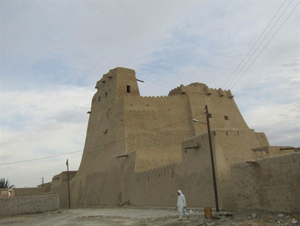 بلندترین بنای خشتی و گلی جهان چشم انتظار توجه است / مسئولین به فکر باشید مسافرین نوروزی در راهند