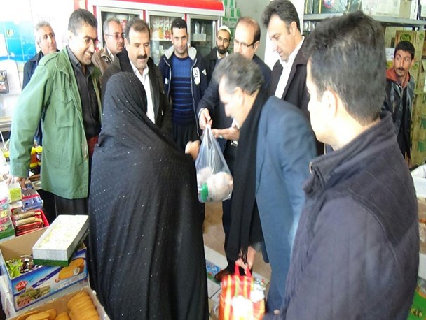 توزیع ۱۰۰ بسته غذایی و بهداشتی بین کودکان زیر ۶ سال ثلاث باباجانی+ تصاویر
