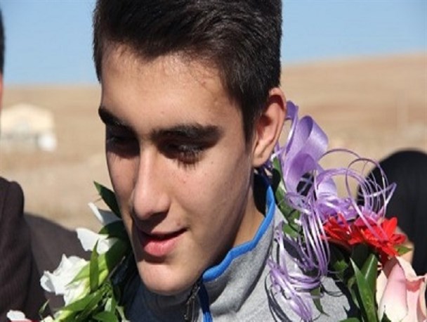 تکواندو کار میانه ای  مدال طلای جهانی خود را به خانواده شهید مدافع حرم تقدیم کرد +تصویر