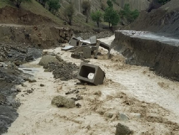 راه ارتباطی 500 خانوار در بخش دیشموک قطع شده است