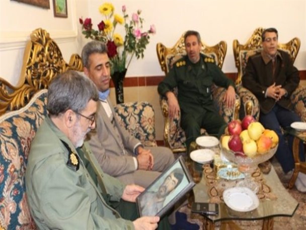 دیدار جمعی از مسئولان میاندوآب با خانواده شهید جعفرپور +تصاویر