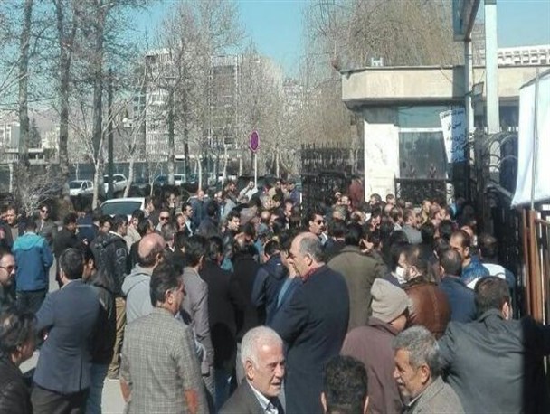 واکنش عضو شورای شهر به تجمع سازندگان در کرج/ افزایش جریمه های کمیسیون ماده 100 مصوبه قانونی دارد