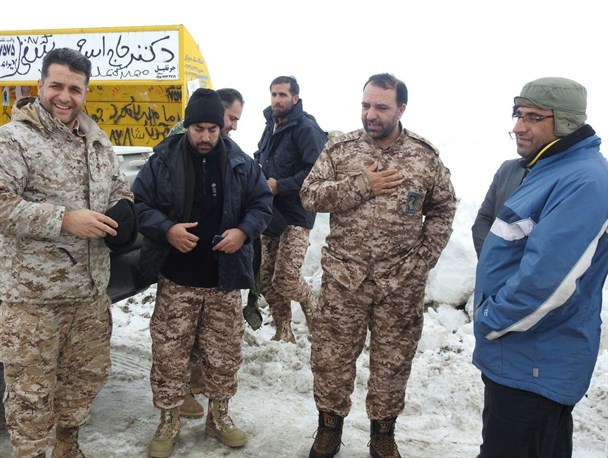 ادامه عملیات برفروبی محورهای روستایی دیواندره توسط سپاه + عکس