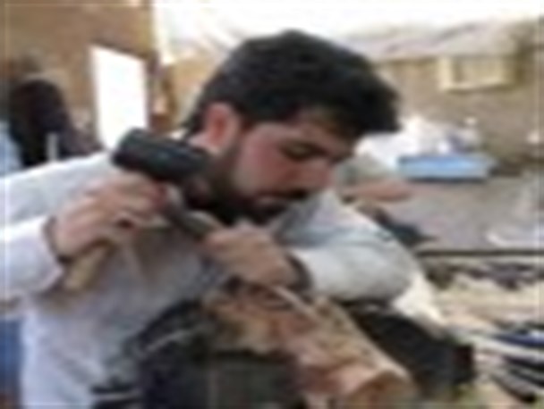 هنرمندانی که در روستا هنر نمایی می کنند