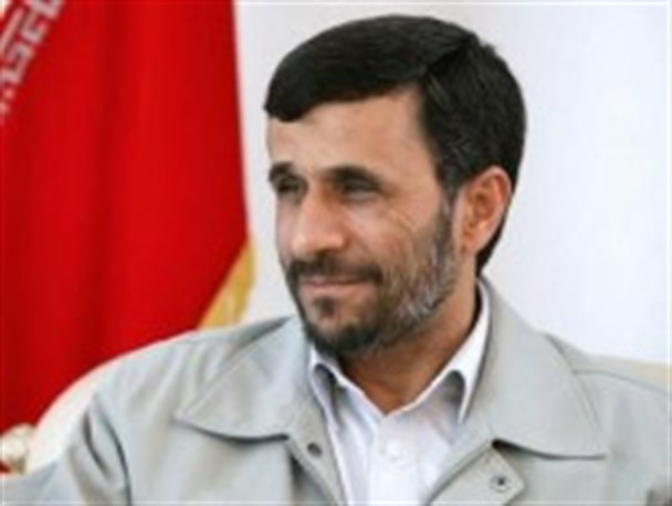 محمود احمدی نژاد در مراسم تشییع پیکر پدر شهیدکاوه شد